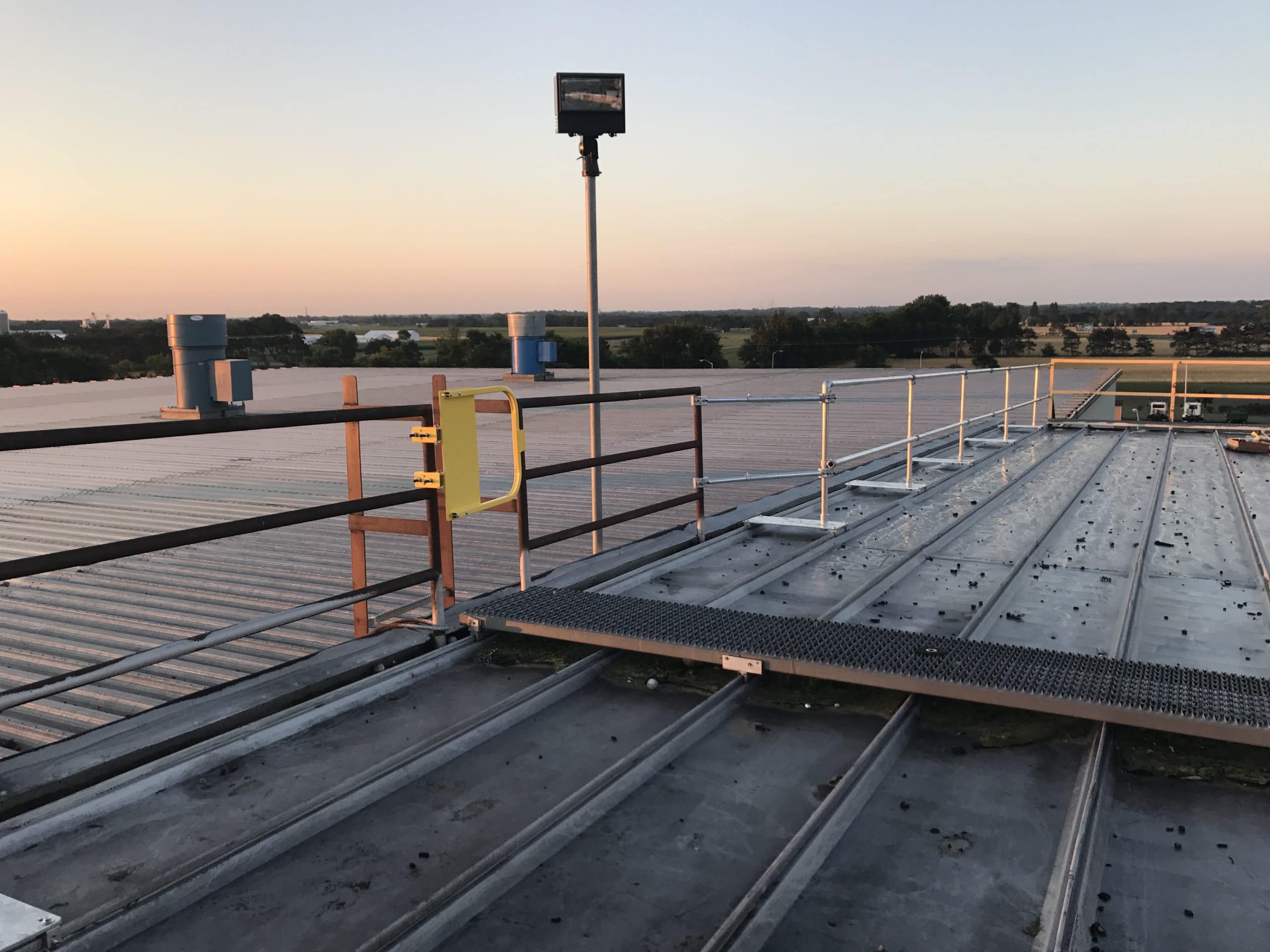 Fall protection railing for roofs